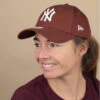 NEW ERA Wmn League Ess 9Forty NY Walnut Brown -Stetsoni Magasin wmn league ess 9forty ny walnut brown